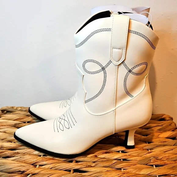 NWT Universal Threads Women's White Western Healed Side Zip Cowboy Boots Sz.7.5 - Picture 2 of 7